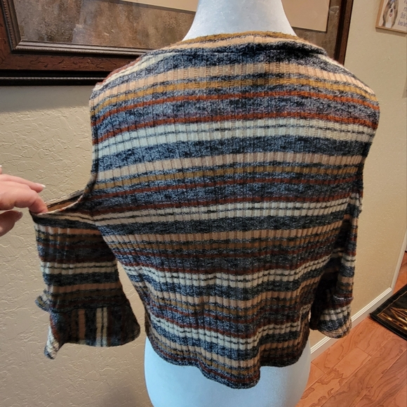 BCBG Cropped & Cold Shoulder Sweater - Size L - Picture 4 of 5